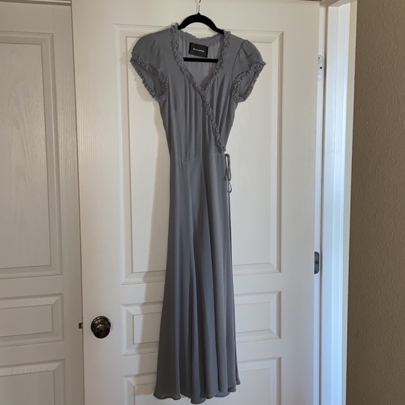 SOLD Reformation Gwyneth Gwenyth Wrap Slit Dress Plunging Ruffle Neckline Gray - Picture 7 of 15